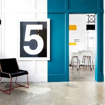 marco de puerta pintado en azul