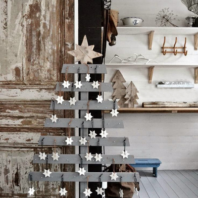 árbol de navidad hecho con listones de palets separados