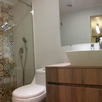 Baño instalación de shower door frontal y vanitorio