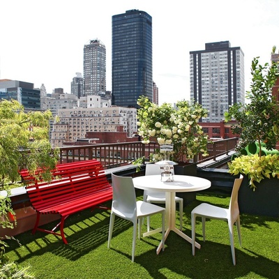Terraza con pasto sintético