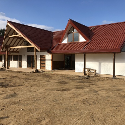 Fachada puerta cochera abierta.
