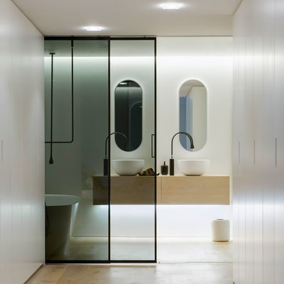 Puerta corredera de cristal y metal