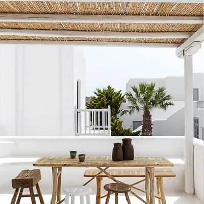 Toldo de caña en jardín