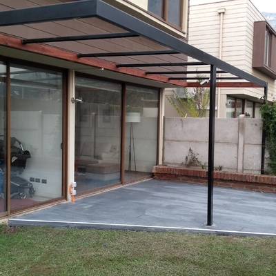 Terraza metálica con madera, piso porcelanato y jardinera