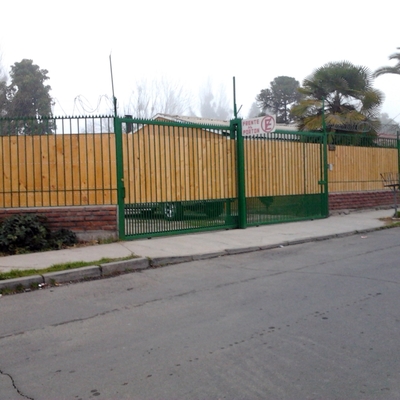 Construcción Reja con Portón Eléctrico de 15 x 2,4 mts.