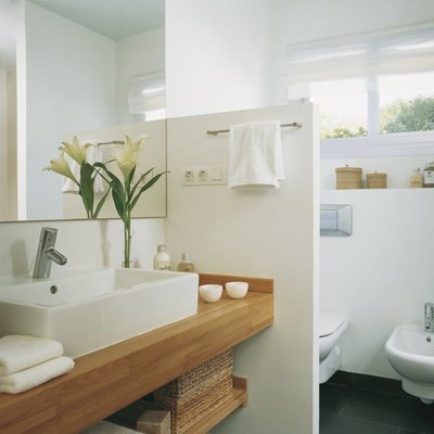 Baño remodelado con muro de separación 