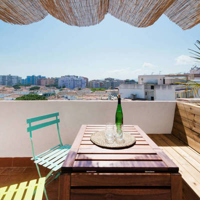 Terraza con muros de madera 