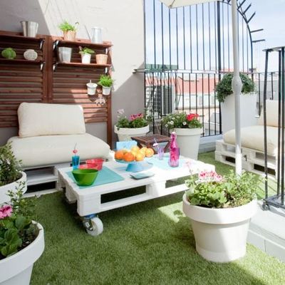 Terraza con pasto sintético