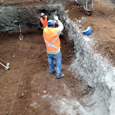 Trabajadores excavando.