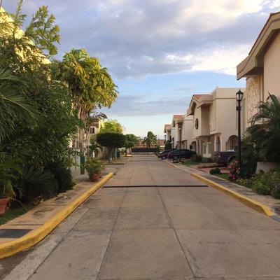 Vista hacia entrada principal