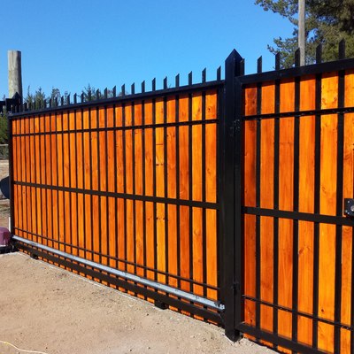 Fabricación y automatización de portón y puerta peatonal