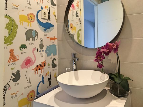 papel mural en baño